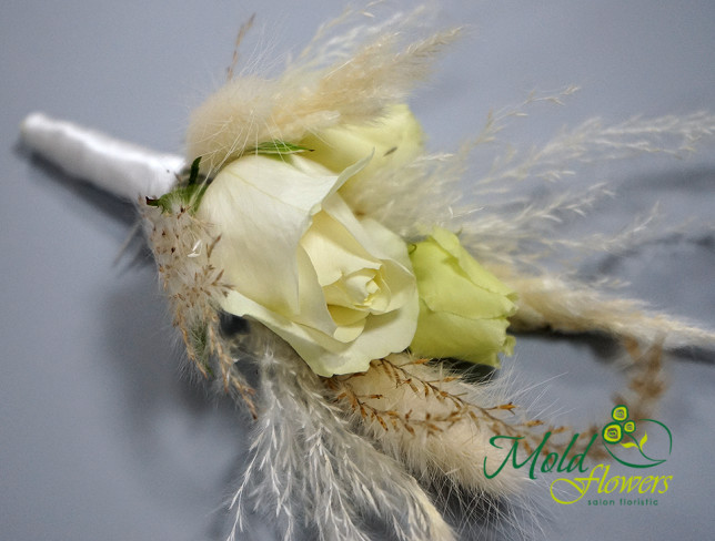 Бутоньерка из белой розы и лагурус Фото